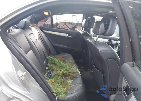 2012 Mercedes-Benz C 250 Luxury/Sport z USA, uszkodzony, nr VIN WDDGF4HB3CF852831